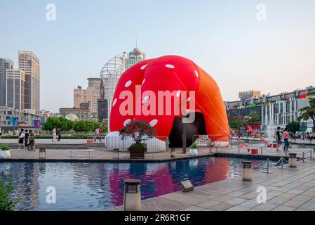 NINGBO, CHINA - JUNE 10, 2023 - People admire a 'LOWER BACK girl' air model at a square in Ningbo, Zhejiang province, China, June 10, 2023. Stock Photo