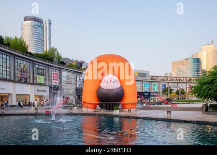 NINGBO, CHINA - JUNE 10, 2023 - People admire a 'LOWER BACK girl' air model at a square in Ningbo, Zhejiang province, China, June 10, 2023. Stock Photo