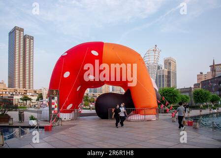 NINGBO, CHINA - JUNE 10, 2023 - People admire a 'LOWER BACK girl' air model at a square in Ningbo, Zhejiang province, China, June 10, 2023. Stock Photo