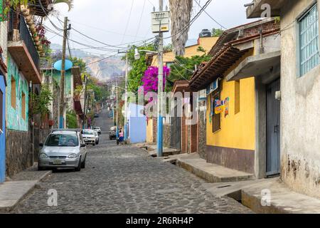 Steep cobbled village street, Santiago Tepetlapa, near Tepoztlán, State of Morelos, Mexico Stock Photo