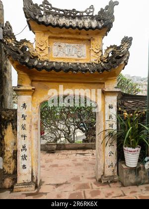 Gate to Den Doc Cuoc, Tam Toa Thanh Mau, a small temple for Thanh, Thanh Giong  at the southern end of Sam Son Beach in the Thanh Hoa province of Viet Stock Photo