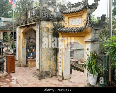 Den Doc Cuoc, Tam Toa Thanh Mau, a small temple for Thanh, Thanh Giong  at the southern end of Sam Son Beach in the Thanh Hoa province of Vietnam. Tha Stock Photo