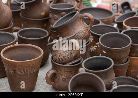 https://l450v.alamy.com/450v/2r6rkye/different-examples-of-tradtional-ukrainian-clay-pottery-pots-jars-vases-cups-and-bowls-handmade-pottery-craftmenship-2r6rkye.jpg