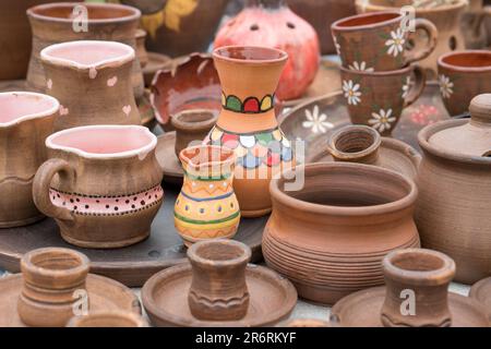 https://l450v.alamy.com/450v/2r6rkyf/different-examples-of-tradtional-ukrainian-clay-pottery-pots-jars-vases-cups-and-bowls-handmade-pottery-craftmenship-2r6rkyf.jpg