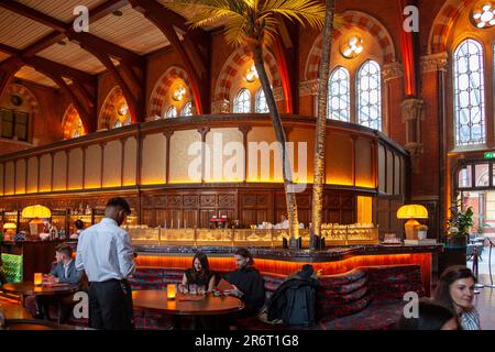 'Booking Office 1869' Bar and Restaurant at St Pancras, Kings Cross - London UK Stock Photo