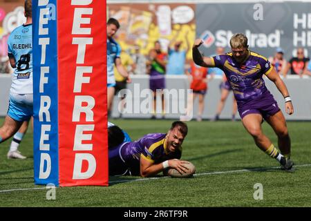 Newcastle, UK. 11th June, 2023. Jay Chapelhow of Newcastle Thunder scores during the BETFRED Championship match between Newcastle Thunder and Batley Bulldogs at Kingston Park, Newcastle on Sunday 11th June 2023. (Photo: Chris Lishman | MI News) Credit: MI News & Sport /Alamy Live News Stock Photo