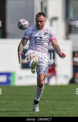 Blake Austin #6 of Leeds Rhinos kicks up field during the Betfred Super League Round 15 match Wakefield Trinity vs Leeds Rhinos at The Be Well Support Stadium, Wakefield, United Kingdom, 11th June 2023  (Photo by Mark Cosgrove/News Images) Stock Photo