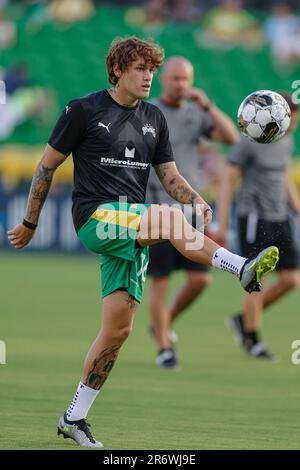 St. Petersburg, United States. 08th Apr, 2022. St. Petersburg, FL: Tampa  Bay Rowdies forward Felix Schröter (10) dribbles the ball up the pitch  during a USL soccer game against Miami FC, Saturday