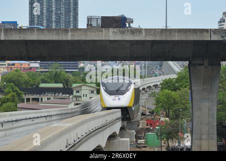 Bangkok, Thailand. 10th June, 2023. Complete 1 week Mass Rapid Transit Authority of Thailand (MRTA) and private concessionaires, open to the public to trial the MRT Yellow line (Straddle Monorail) Trial Run service, in the initial phase, with 13 stations from Lat Phrao Station, Bangkok - Samrong Station, Samut Prakan province. MRT Yellow Line project (Lat Phrao-Samrong) is the first straddle monorail system on the elevated structure of Thailand. (Credit Image: © Teera Noisakran/Pacific Press via ZUMA Press Wire) EDITORIAL USAGE ONLY! Not for Commercial USAGE! Stock Photo