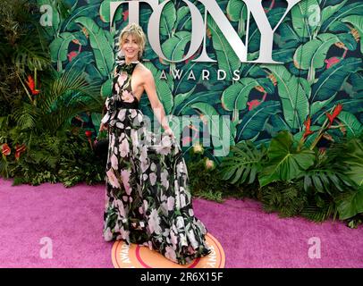 julianne hough green dress Thanks, it's @balenciaga