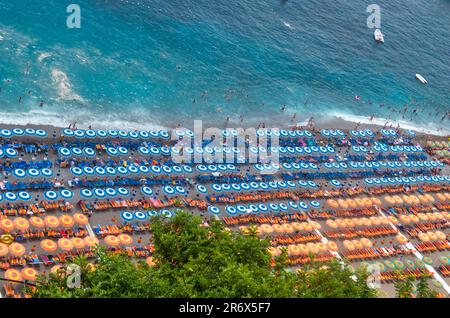 Desde lo alto de Positano, fotografía panorámica de la playa en un día de verano con las sombrillas colocadas simétricamente y en los mismos colores. Stock Photo