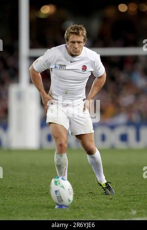 England’s Jonny Wilkinson takes a penalty kick against Scotland during a Pool B match of the Rugby World Cup 2011, Eden Park, Auckland, New Zealand, Saturday, October 01, 2011. Stock Photo