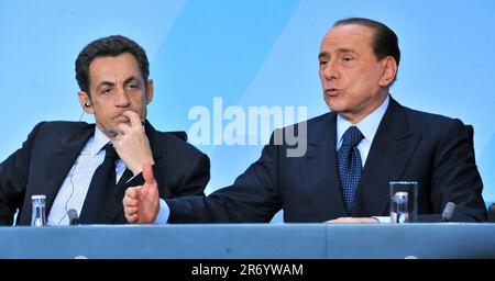 ***FILE PHOTO*** French President Nicolas Sarkozy, left, and Italian Prime Minister Silvio Berlusconi, right, attend a press conference during the pre Stock Photo