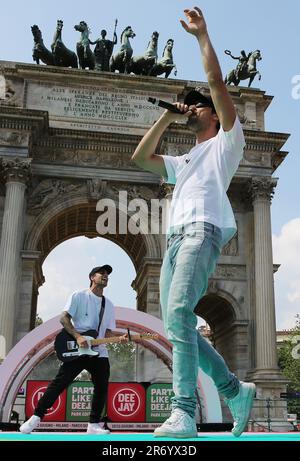 Milan, En. 11th June, 2023. Party like a dee jay at the Arco della Pace Credit: Independent Photo Agency/Alamy Live News Stock Photo