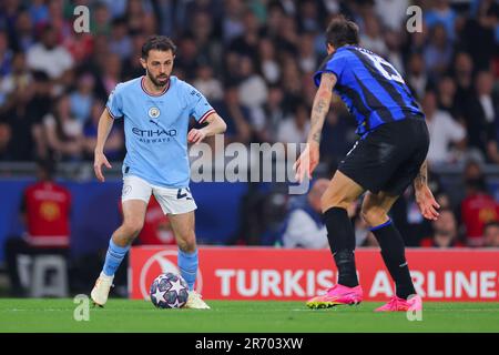 Istanbul, Turkey. 10th June, 2023. ISTANBUL, TURKEY - JUNE 10: Bernardo Silva of Manchester City, Francesco Acerbi of FC Internazionale Milano during the UEFA Champions League Final match between Manchester City FC and FC Internazionale Milano at Ataturk Olympic Stadium on June 10, 2023 in Istanbul, Turkey (Photo by /Orange Pictures) Credit: Orange Pics BV/Alamy Live News Stock Photo
