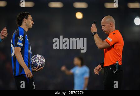 Istanbul, Turkey. 10th Jun 2023.  Matteo Darmian (Inter) Schiedsrichter Marciniak, Szymon (Polen) Manchester City - Inter Mailand UEFA Champions Leagu Stock Photo