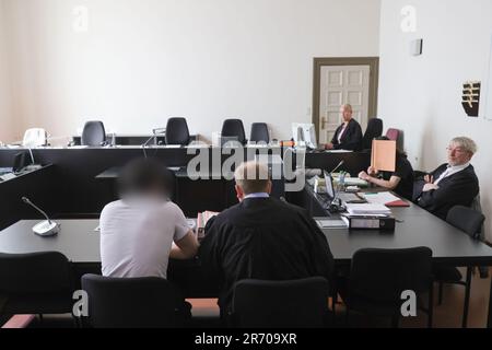 12 June 2023, Hamburg: The two defendants sit next to lawyer Andreas Trode (r) and lawyer Thomas Domanski (2nd from left) during the continuation of the state protection trial in the Criminal Justice Building. The federal prosecution accuses an 18-year-old Russian from Bremerhaven and a 16-year-old German-Kosovar from Iserlohn of supporting the 'Islamic State' (IS) from Germany or, in the case of the older defendant, joining the IS as members. According to the indictment, the younger defendant planned to carry out an attack in Germany in the name of the IS. Photo: Ulrich Perrey/dpa - ATTENTION Stock Photo