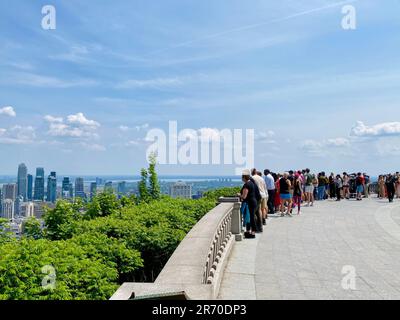 A group of people looking out towards the skyline of Montreal from Kondiaronk Belvedere. Canada. Stock Photo