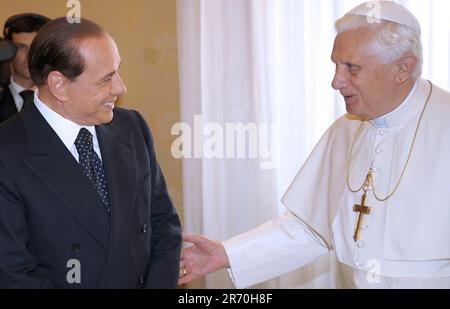 Rome, Italien. 12th June, 2023. Today, June 12, 2023, former Italian Prime Minister Silvio Berlusconi died. In the photo Silvio Berlusconi's meeting with Pope Benedict XVI/dpa/Alamy Live News Stock Photo