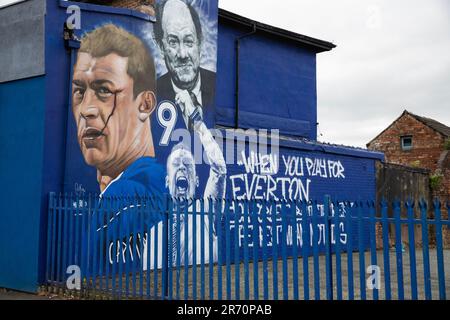 Street mural depicting Everton striker Duncan Ferguson & manager Howard Kendall, on the wall of a building, Spellow Lane, Liverpool. Mural by MurWalls Stock Photo
