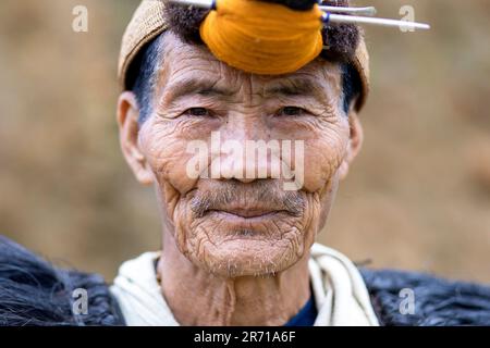Tribal headgear,Nyishi Hornbill,tribal male,using,daily, bundled  hairs,front head,a Nyishi tribal icon.Arunachal Pradesh,NEIndia Stock Photo  - Alamy