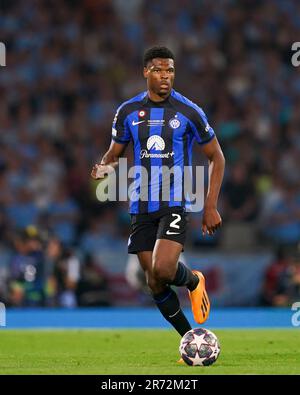 Istanbul, Turkey. 10th June, 2023. Denzel Dumfries (2 Inter) controls the ball during the UEFA Champions League Final between Manchester City FC and FC Internazionale at Atatürk Olympic Stadium in Istanbul, Turkey. (Daniela Porcelli/SPP) Credit: SPP Sport Press Photo. /Alamy Live News Stock Photo