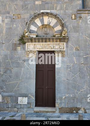 Side access door of the The Pieve di San Giovanni with scene of Calydon's hunt and the capture of the boar by the king's son,Meleager. Tuscany Italy Stock Photo