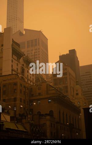 New York City, United States. 07th June, 2023. New York City has the worst air quality in the world as smoke from Canadian wildfires rolls in. New York and other cities across the East Coast have been blanketed by a thick yellow haze as smoke from wildfires burning in Canada makes its way south. Credit: Uygar Özel/Alamy Live News Stock Photo