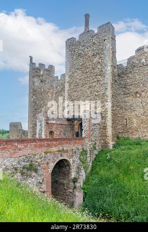Framlington Entrance gate to 12th century Framlington Castle, Church Street ...