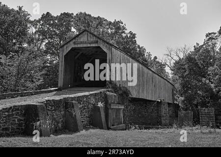 Schofield Ford Covered Bridge at Tyler State Park in Bucks County,Pennsylvania in Black and White. Over Neshaminy Creek. Stock Photo