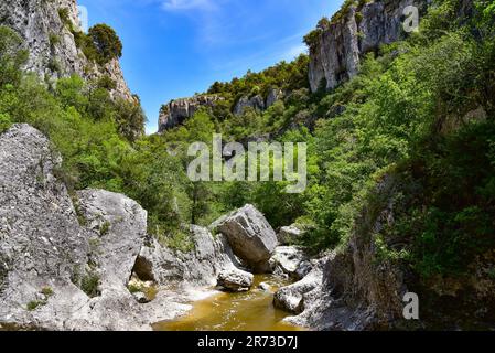 The Calavon river in the gorge near the village of Oppedettes in the Luberon Natural Park, in Provence, in the Provence-Alpes-Côte d'Azur region, in t Stock Photo