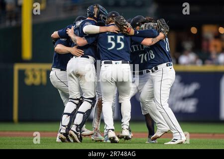 Eugenio Suarez lets the Mariners walk off in 10th with series win