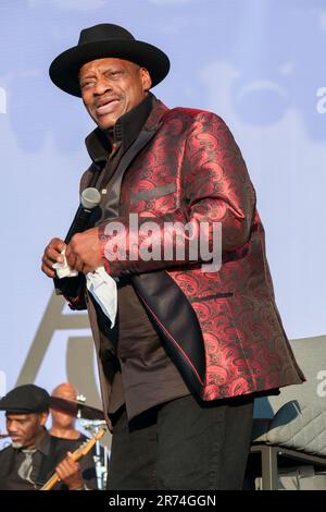 alexander-oneal-performing-at-