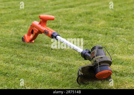 https://l450v.alamy.com/450v/2r7514b/black-decker-cordless-lawn-trimmer-is-on-lawn-lawn-care-garden-2r7514b.jpg
