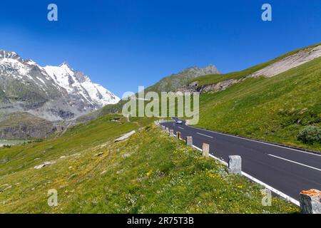 Vehicles on the Grossglockner High Alpine Road, view towards snow-covered Grossglockner and Kaiser-Franz-Josefs-Höhe Stock Photo