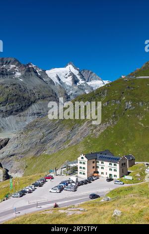 View towards Margaritzenstausee, Glocknerhaus and the Freiwand, in the background the snow-covered Großglockner and the Glockner Group Stock Photo