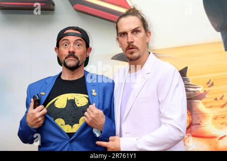 LOS ANGELES - JUN 12:  Kevin Smith, Jason Mewes at The Flash Premiere at the Ovation Hollywood Courtyard on June 12, 2023 in Los Angeles, CA Stock Photo