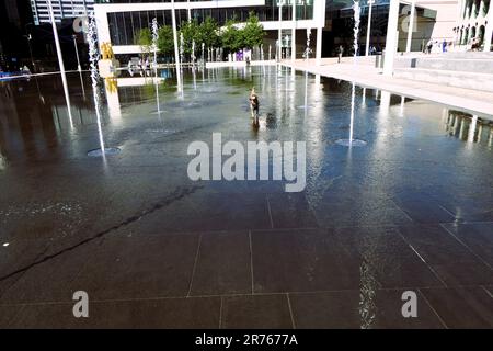 cooling down in the fountain in Birmingham, UK Stock Photo