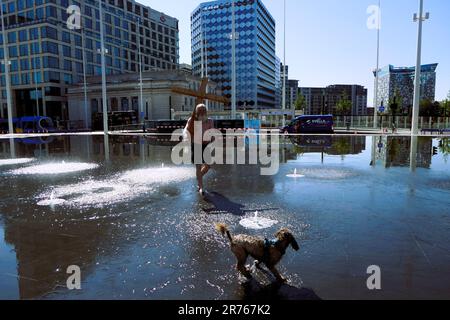 cooling down in the fountain in Birmingham, UK Stock Photo