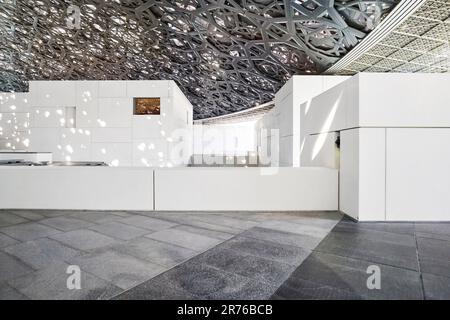 Circulation area with mesh ceiling. Louvre Abu Dhabi, Abu Dhabi, United Arab Emirates. Architect: Jean Nouvel, 2017. Stock Photo