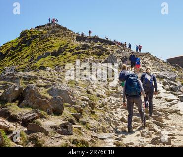 Walkers making the final ascent to the summit cone of Snowdon Yr Wyddfai in the Eryri National Park North Wales UK Stock Photo