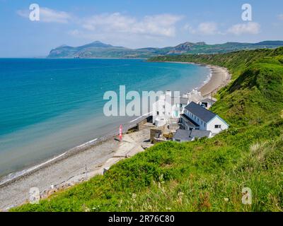 House and cottages on Morfa Nefyn beach looking towards Yr Eifl on the Lleyn Peninsula in North Wales UK Stock Photo