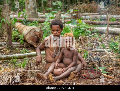 Woman of the Korovai tribe with a child. Tribe of Korowai (Kombai , Kolufo). June 10, 2016 in Onni Village, New Guinea, Indonesia Stock Photo