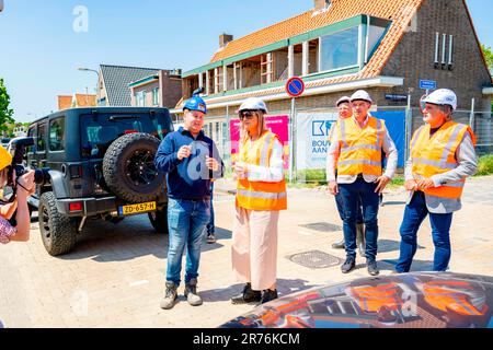 Rijnsburg, Niederlande. 13th June, 2023. Queen Maxima of The Netherlands at the construction project in Rijnsburg, on June 13, 2023, to visit a housing project of Koninklijke Bouwend Nederland member company KBM Credit: Albert Nieboer/Netherlands OUT/Point De Vue OUT/dpa/Alamy Live News Stock Photo