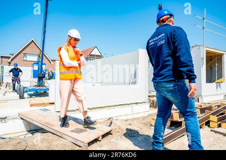 Rijnsburg, Niederlande. 13th June, 2023. Queen Maxima of The Netherlands at the construction project in Rijnsburg, on June 13, 2023, to visit a housing project of Koninklijke Bouwend Nederland member company KBM Credit: Albert Nieboer/Netherlands OUT/Point De Vue OUT/dpa/Alamy Live News Stock Photo