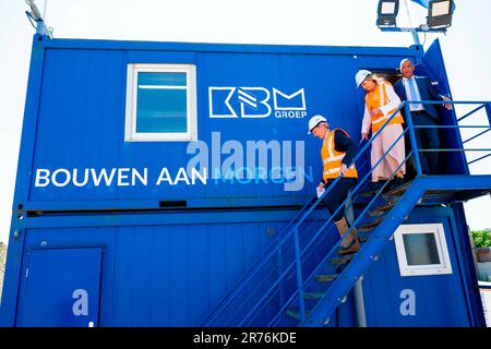 Rijnsburg, Niederlande. 13th June, 2023. Queen Maxima of The Netherlands at the construction project in Rijnsburg, on June 13, 2023, to visit a housing project of Koninklijke Bouwend Nederland member company KBM Credit: Albert Nieboer/Netherlands OUT/Point De Vue OUT/dpa/Alamy Live News Stock Photo