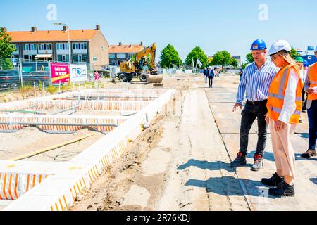 Rijnsburg, Niederlande. 13th June, 2023. Queen Maxima of The Netherlands at the construction project in Rijnsburg, on June 13, 2023, to visit a housing project of Koninklijke Bouwend Nederland member company KBM Credit: Albert Nieboer/Netherlands OUT/Point De Vue OUT/dpa/Alamy Live News Stock Photo