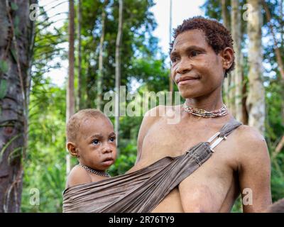 Woman of the Korovai tribe with a child. Tribe of Korowai (Kombai , Kolufo). June 10, 2016 in Onni Village, New Guinea, Indonesia Stock Photo