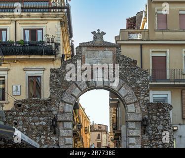 Porta Messina marks the northern entrance to the historic center of the touristic town of Taormina. Taormina, Messina province, Sicily, Italy, Europe Stock Photo
