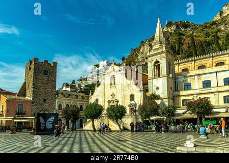 The facade of the church of San Giuseppe overlooks the historic Piazza IX Aprile in the tourist town of Taormina. Taormina, Messina province, Sicily Stock Photo